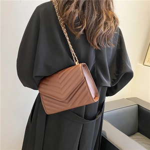 Sac à bandoulière marron matelassé chic avec surpiqûres en V et chaîne dorée élégante