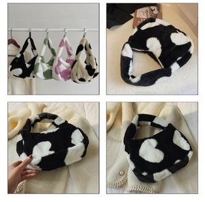 Gros plan d'une collection de sacs à main en fausse fourrure avec motifs de cœur