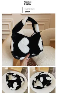 Détail du sac hobo en fausse fourrure douce avec motif de cœurs noirs et blancs
