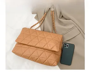 Détail d'un sac matelassé en cuir PU caramel avec chaîne dorée et référence pour smartphone