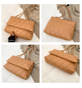 Vues détaillées du sac matelassé marron clair avec motifs triangles et chaîne dorée