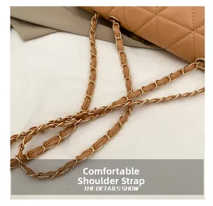 Détail du sac bandoulière matelassé caramel avec chaîne dorée et bandoulière en cuir
