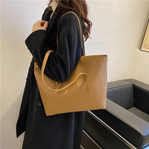 Minimalist large camel tote bag shown as a stylish shoulder bag for autumn commute