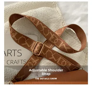 Makroaufnahme des verstellbaren Jacquard-Schultergurts und brauner Krokodil-Lederstruktur