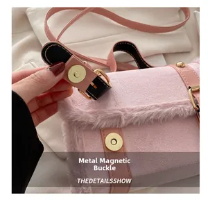 Detail der rosa Plüschtasche mit magnetischem goldenem Metalldruckknopfverschluss