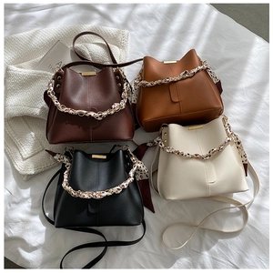 Détail de quatre sacs seaux colorés avec des poignées en foulard à imprimé léopard chic