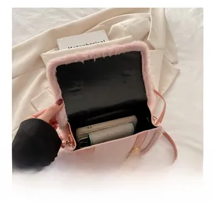 Innenansicht der rosa Plüsch-Umhängetasche mit Platz für Handy und Kartenetui