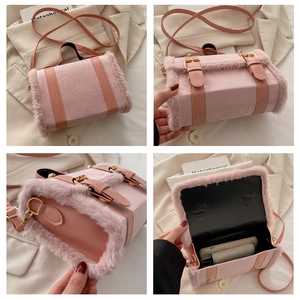 Detailsicht der rosa Plüschtasche mit Innenraumkapazität und goldener Schnalle