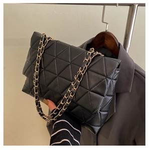 Détail du sac noir matelassé en cuir PU avec bandoulière en chaîne dorée chic