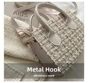 Dettaglio dei ganci dorati e del tessuto in tweed bianco di questa piccola borsa