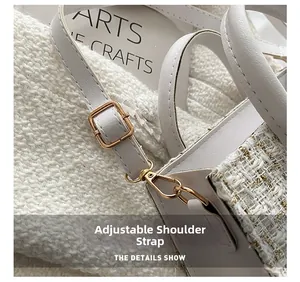 Dettaglio della tracolla regolabile e della fibbia dorata su borsa in tweed bianco