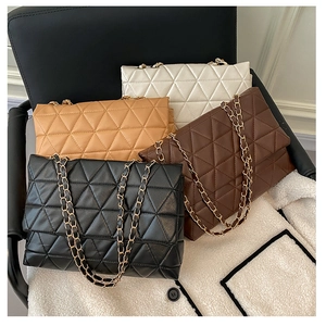 Sacs à bandoulière matelassés en quatre couleurs avec chaînes dorées sur polaire blanche