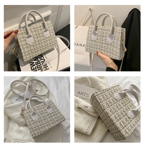 Dettaglio borsa a mano in tweed a scacchi con manici in PU bianco e tracolla