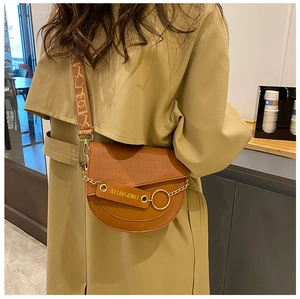 Braune Satteltasche mit Krokoprägung, floralem Schultergurt und goldener Kette