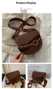Braune Satteltasche mit Kroko-Prägung, breitem Jacquard-Gurt und goldener Kette