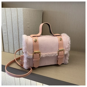 Detailansicht der pinkfarbenen Lammwoll-Umhängetasche mit Wildlederoptik und Goldbuckles