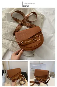 Braune Satteltasche in Krokodil-Optik mit Goldring und gemustertem Schultergurt