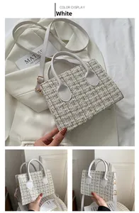 Dettagli della borsa in tweed bianco con finiture dorate e manico superiore elegante