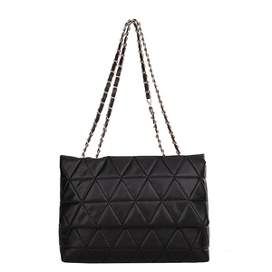 Schwarze gesteppte Umhängetasche mit geometrischem Dreiecksmuster und goldener Kette
