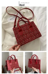 Vista dettagliata della borsa in tweed rosso con texture dorata e manici in pelle