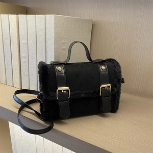 Schicke schwarze Plüsch-Umhängetasche mit Lederriemen und Gold-Schnallen für Damen