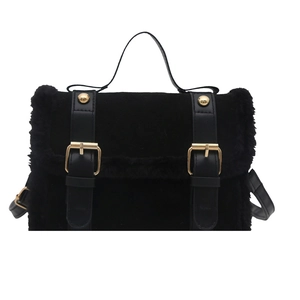 Schwarze Plüschtasche mit Lederriemen und goldener Schnalle für Herbst und Winter
