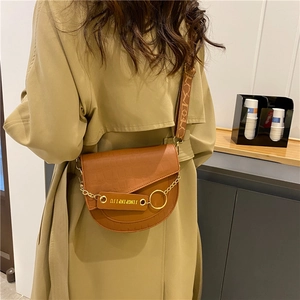 Braune Satteltasche mit Krokoprägung, breitem Jacquard-Gurt und goldenen Beschlägen