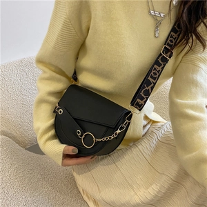 Retro schwarze Satteltasche aus mattem Leder mit Goldring und gemustertem Schultergurt