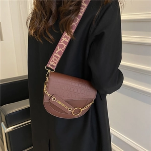 Vintage braune Satteltasche mit Krokoprägung und breitem gewebtem Schultergurt