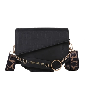 Retro schwarze Satteltasche in Krokoprägung mit breitem Riemen und goldener Kette