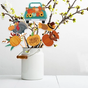 Décorations de vase Thanksgiving avec citrouille et dindon sur une table blanche