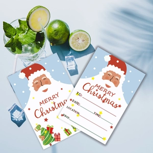 Detailopname van kerstuitnodigingen met RSVP-velden en decoratieve feestelijke ontwerpen