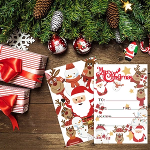 Detailweergave van kerstuitnodigingskaarten met de Kerstman op een houten tafel