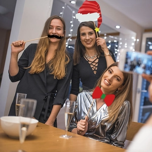 Oggetti di scena per foto di Natale con maschere di carta e barbe per feste festive