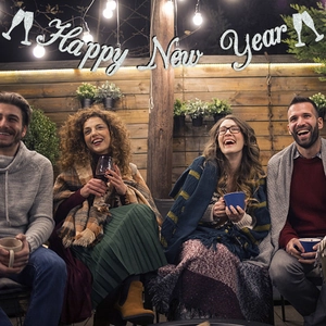 Bannière argentée pailletée Happy New Year avec verres à fête de nouvel an