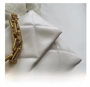 Détail du sac bandoulière blanc matelassé avec surpiqûres et une grosse chaîne dorée