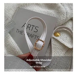 Détail de la bandoulière réglable en cuir blanc avec boucle carrée dorée de haute qualité