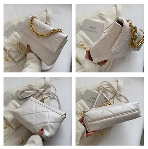 Vue détaillée multi-angles d'un sac à bandoulière matelassé blanc avec chaîne dorée