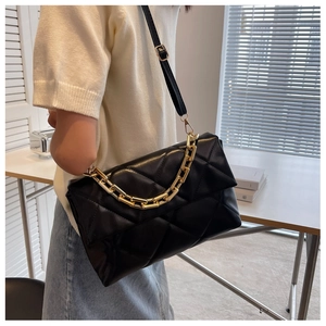 Sac bandoulière matelassé en cuir PU noir avec chaîne dorée portée par un mannequin