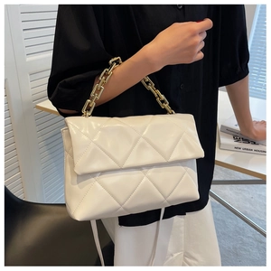 Détail du sac bandoulière matelassé blanc avec poignée chaîne dorée et bandoulière