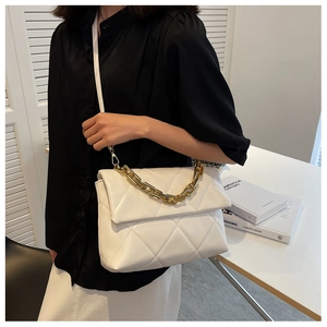 Vue détaillée d'un sac à bandoulière matelassé blanc avec chaîne dorée et finitions chics