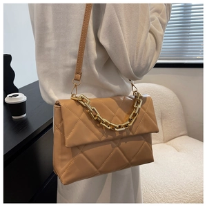 Vue détaillée d'un sac à main matelassé marron clair avec chaîne dorée et bandoulière cuir
