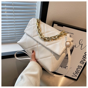 Vue détaillée du sac à bandoulière matelassé blanc avec chaîne dorée et texture mate