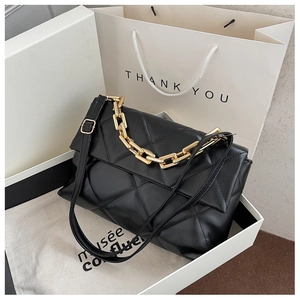 Détail du sac bandoulière noir matelassé en cuir PU avec grosse chaîne dorée