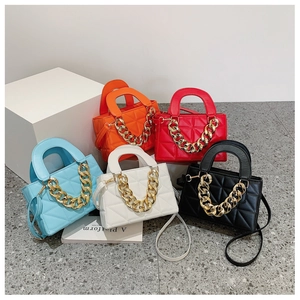 Collection de sacs carrés texturés avec chaînes dorées en bleu, blanc, noir, orange et rouge