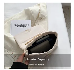 Capacité interne du sac matelassé beige montrant le rangement pour téléphone et portefeuille