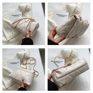 Vues détaillées du sac bandoulière matelassé beige avec texture vague et chaîne dorée
