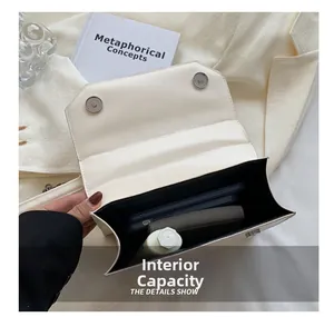 Vue intérieure du sac en cuir beige montrant l'espace pour téléphone et maquillage