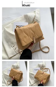 Détail du sac bandoulière kaki matelassé avec chaîne dorée et coutures ondulées