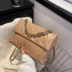Sac bandoulière matelassé beige avec poignée en chaîne dorée et lanière en cuir